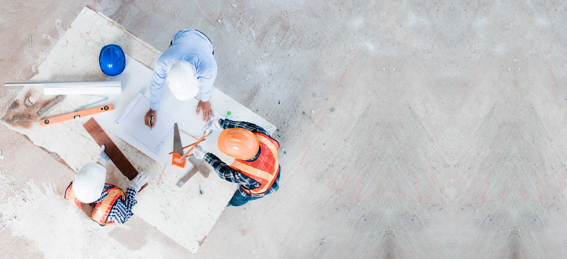 Team von Profund Bau bei einer Bausprechung über die Planung und Bauleitung einer Baustelle in München