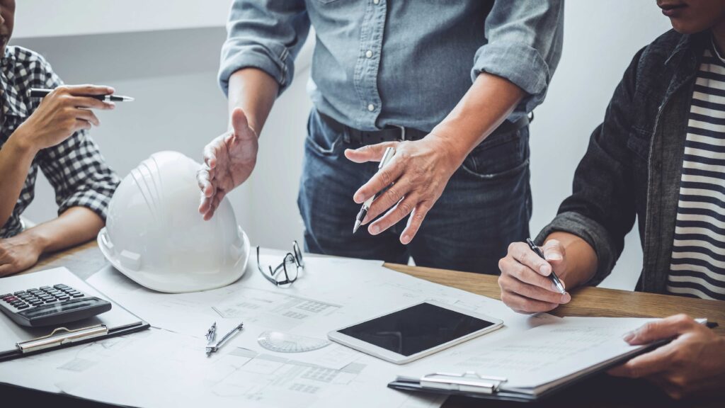 Baubesprechung bei Profund Bau GmbH über Bauplanung Bayern